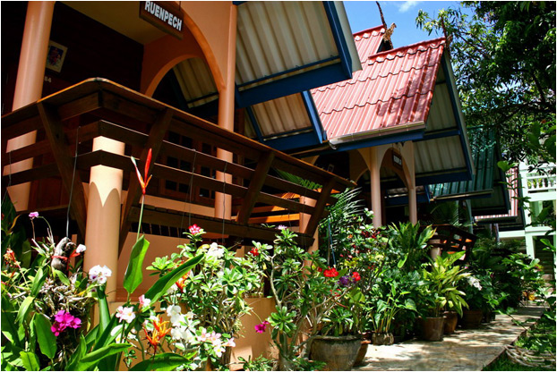 Pong Phen Guesthouse, Kanchanaburi - Thai style Bungalow
